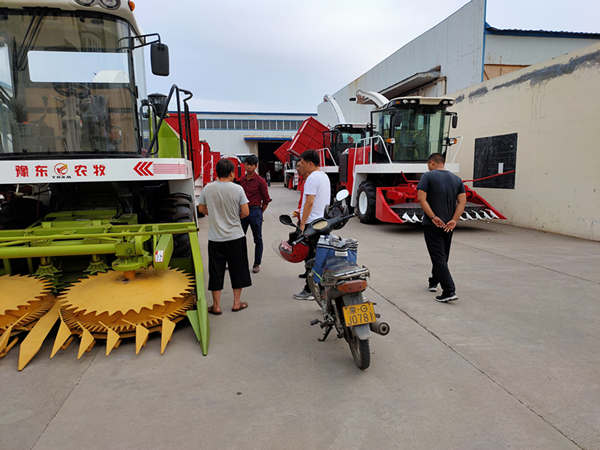 內(nèi)蒙兩位大哥騎摩托車來廠購機(jī)